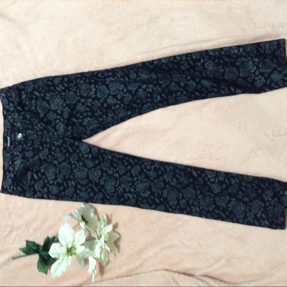 🌹BLACK ROSE SKINNY JEANS.🌹